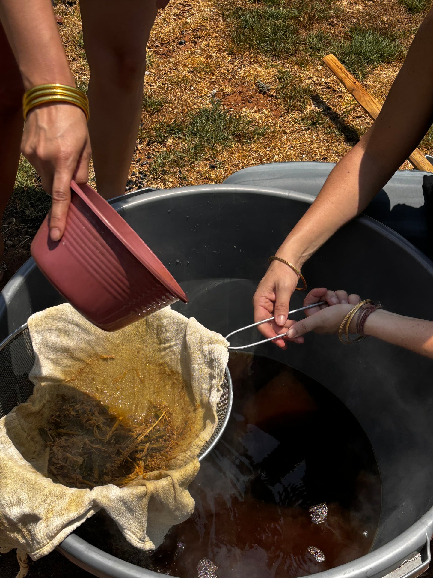 Colores de la tierra: Taller en línea de teñido textil con pigmentos naturales 10, 17 y 24 FEB 2025