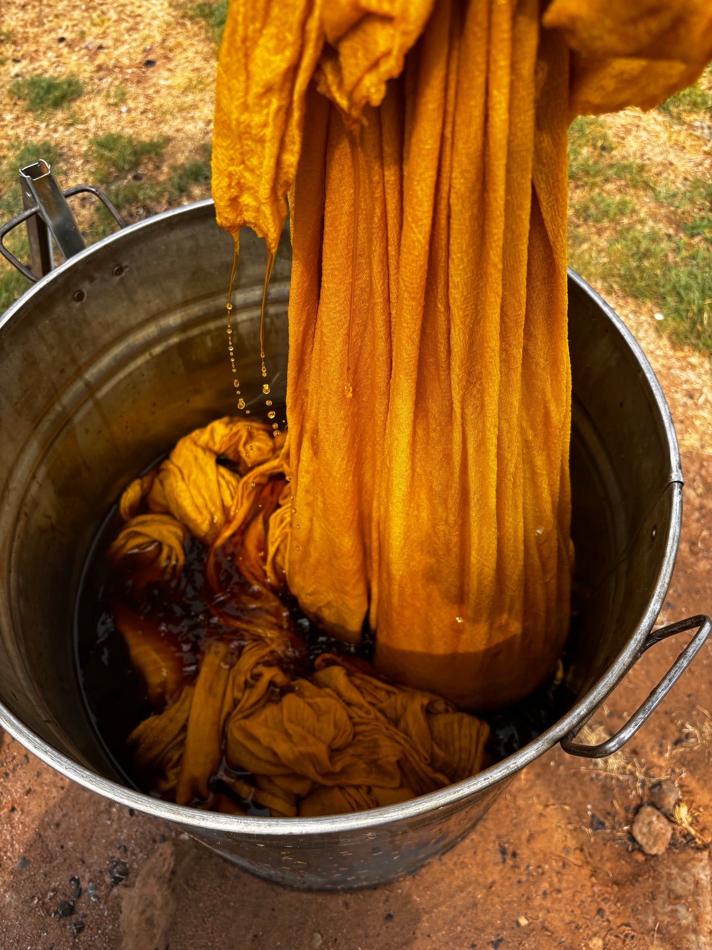 Colores de la tierra: Taller en línea de teñido textil con pigmentos naturales 10, 17 y 24 FEB 2025